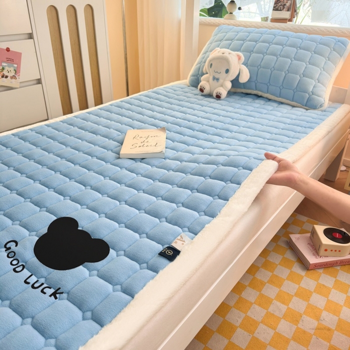91家纺网 家纺一手货源 找家纺 爱屋及屋 2025新款牛奶绒纯色床护垫-好运熊系列 天空蓝