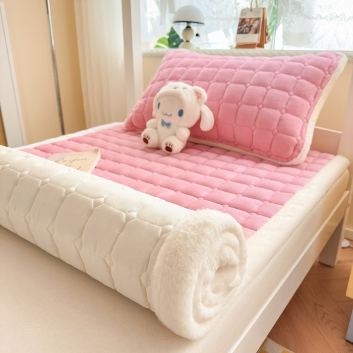 91家纺网 家纺一手货源 找家纺 爱屋及屋 2025新款牛奶绒纯色床护垫-好运熊系列 粉玉