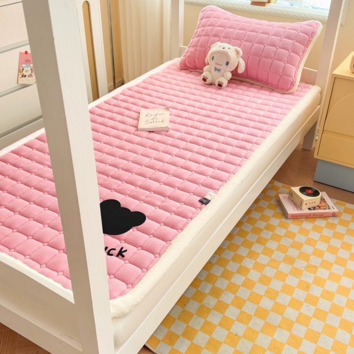 91家纺网 家纺一手货源 找家纺 爱屋及屋 2025新款牛奶绒纯色床护垫-好运熊系列 粉玉