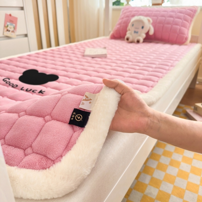 91家纺网 家纺一手货源 找家纺 爱屋及屋 2025新款牛奶绒纯色床护垫-好运熊系列 粉玉