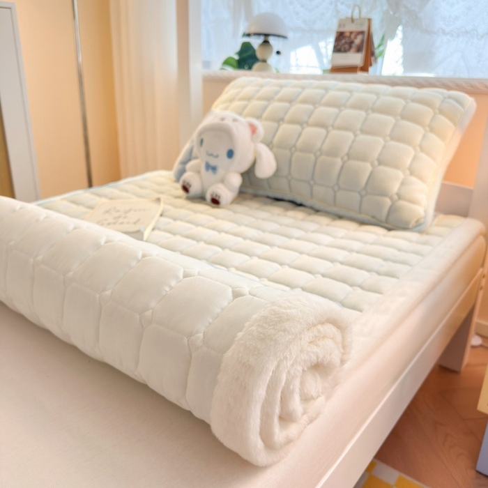 91家纺网 家纺一手货源 找家纺 爱屋及屋 2025新款牛奶绒纯色床护垫-好运熊系列 米白