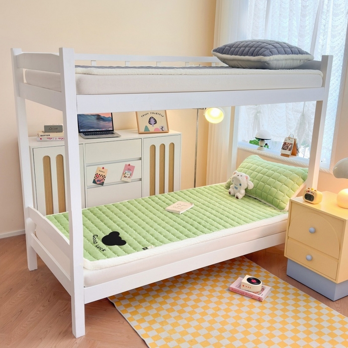 91家纺网 家纺一手货源 找家纺 爱屋及屋 2025新款牛奶绒纯色床护垫-好运熊系列 草绿