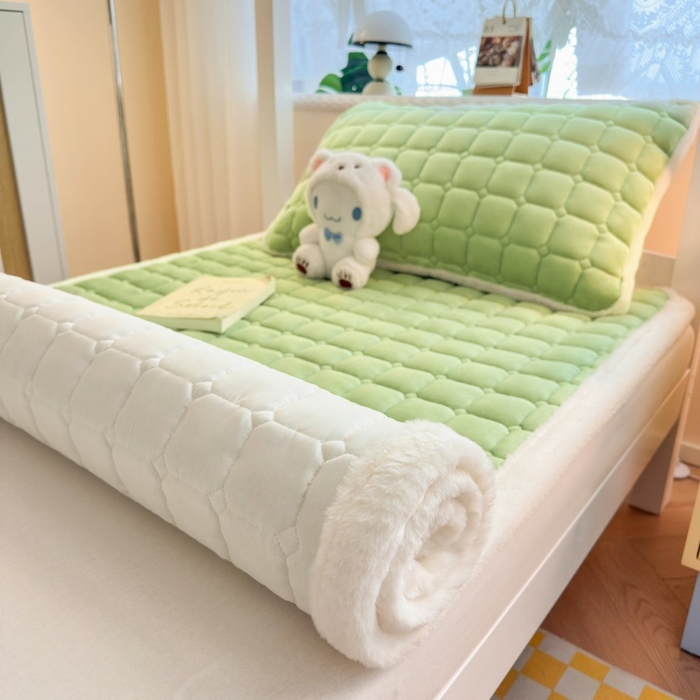 91家纺网 家纺一手货源 找家纺 爱屋及屋 2025新款牛奶绒纯色床护垫-好运熊系列 草绿