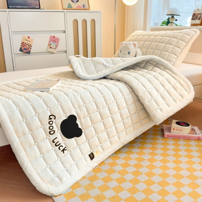 91家纺网 家纺一手货源 找家纺 爱屋及屋 2025新款牛奶绒纯色床护垫-好运熊系列 米白