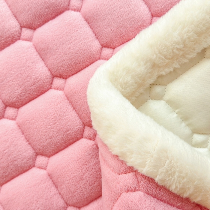 91家纺网 家纺一手货源 找家纺 爱屋及屋 2025新款牛奶绒纯色床护垫-好运熊系列 粉玉