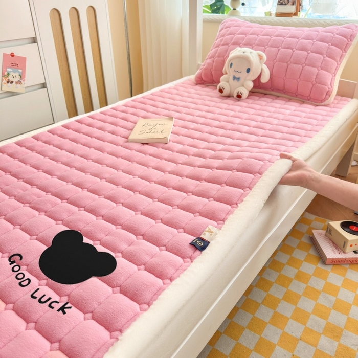 91家纺网 家纺一手货源 找家纺 爱屋及屋 2025新款牛奶绒纯色床护垫-好运熊系列 粉玉