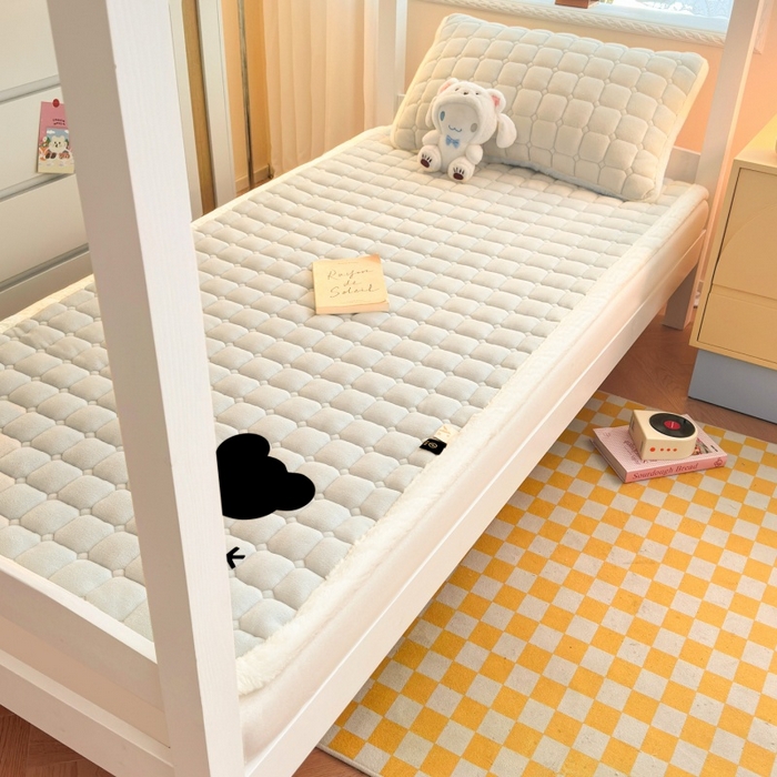 91家纺网 家纺一手货源 找家纺 爱屋及屋 2025新款牛奶绒纯色床护垫-好运熊系列 米白