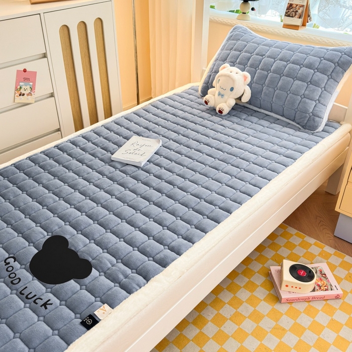 91家纺网 家纺一手货源 找家纺 爱屋及屋 2025新款牛奶绒纯色床护垫-好运熊系列 浅灰