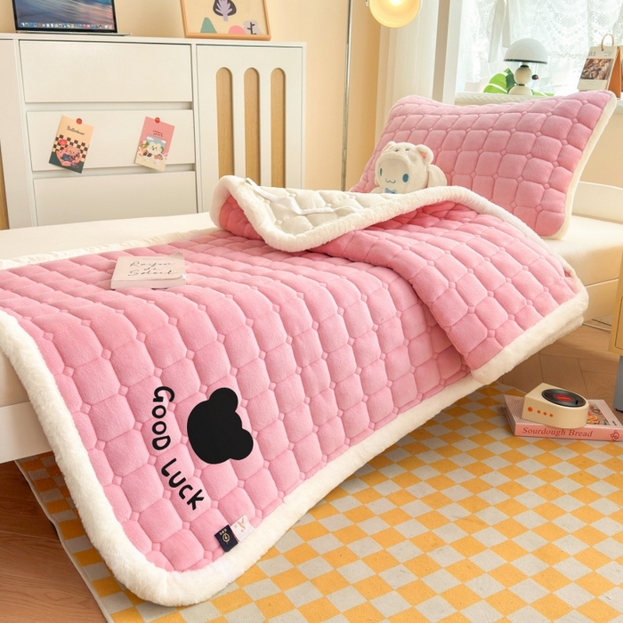 91家纺网 家纺一手货源 找家纺 爱屋及屋 2025新款牛奶绒纯色床护垫-好运熊系列 粉玉