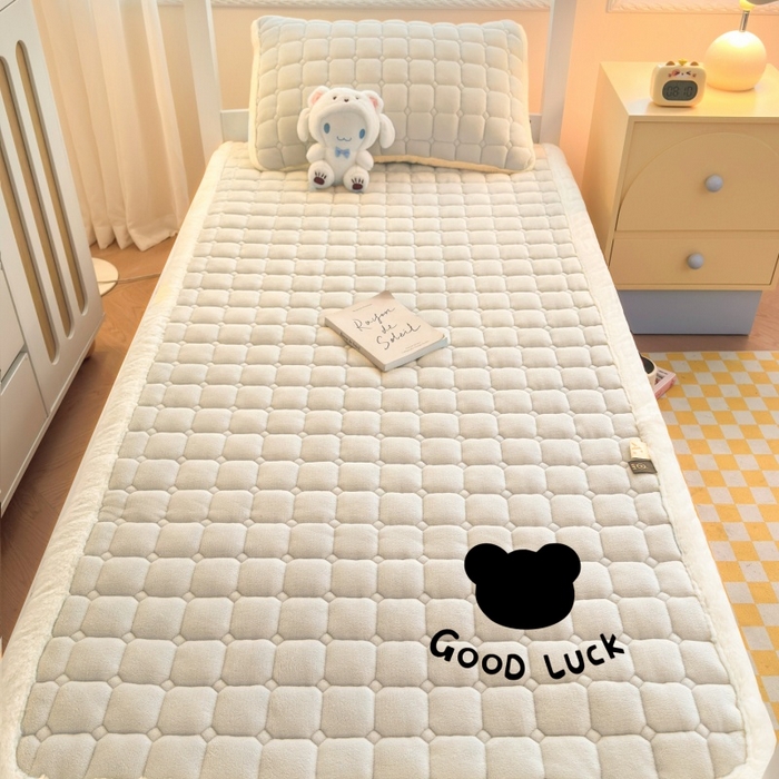 91家纺网 家纺一手货源 找家纺 爱屋及屋 2025新款牛奶绒纯色床护垫-好运熊系列 米白