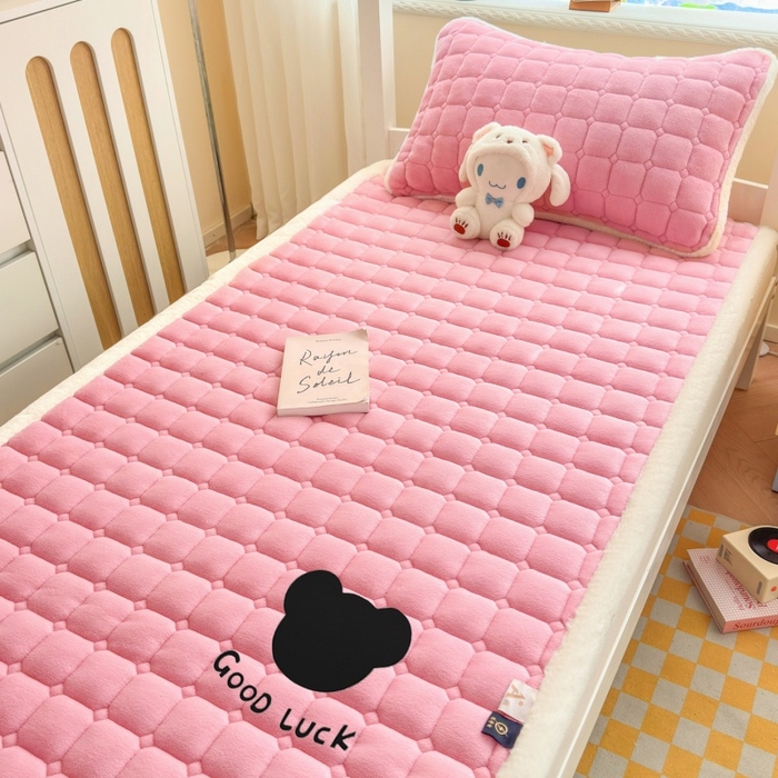 91家纺网 家纺一手货源 找家纺 爱屋及屋 2025新款牛奶绒纯色床护垫-好运熊系列 粉玉