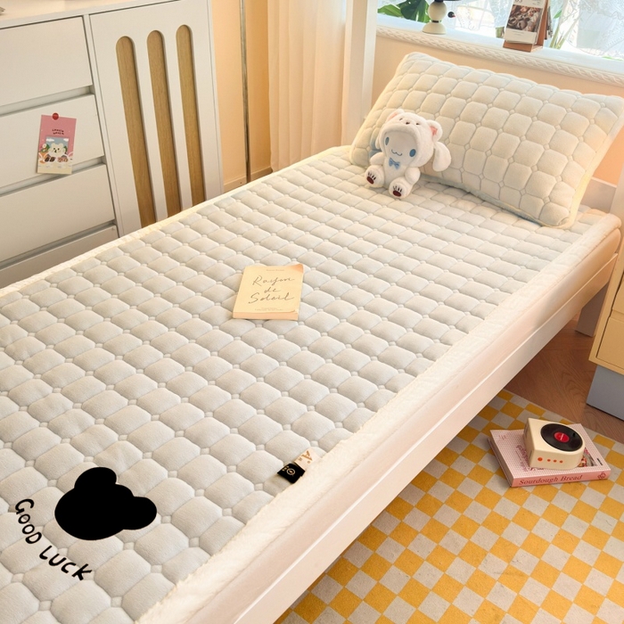 91家纺网 家纺一手货源 找家纺 爱屋及屋 2025新款牛奶绒纯色床护垫-好运熊系列 米白