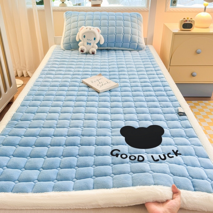 91家纺网 家纺一手货源 找家纺 爱屋及屋 2025新款牛奶绒纯色床护垫-好运熊系列 天空蓝