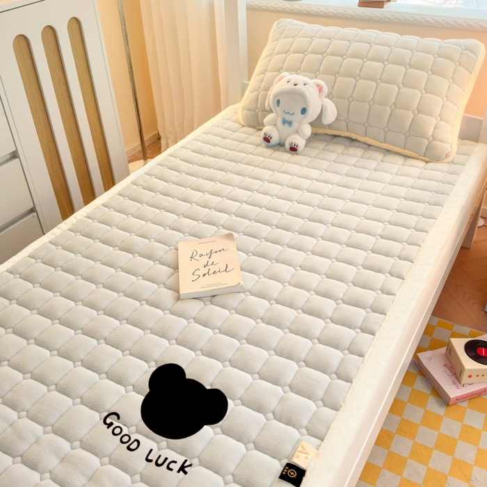 91家纺网 家纺一手货源 找家纺 爱屋及屋 2025新款牛奶绒纯色床护垫-好运熊系列 米白