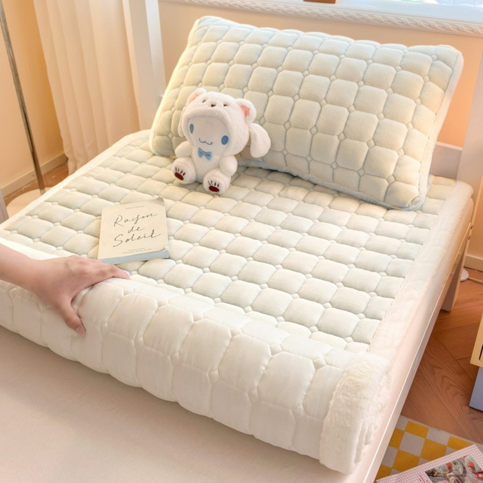 91家纺网 家纺一手货源 找家纺 爱屋及屋 2025新款牛奶绒纯色床护垫-好运熊系列 米白