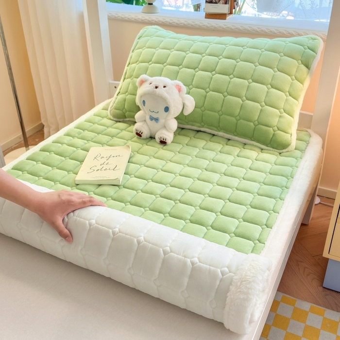 91家纺网 家纺一手货源 找家纺 爱屋及屋 2025新款牛奶绒纯色床护垫-好运熊系列 草绿