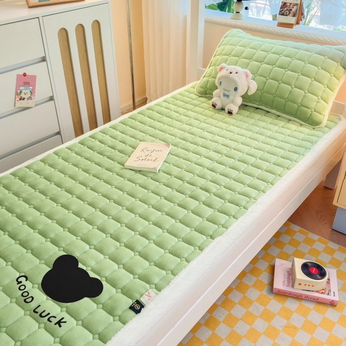 91家纺网 家纺一手货源 找家纺 爱屋及屋 2025新款牛奶绒纯色床护垫-好运熊系列 草绿