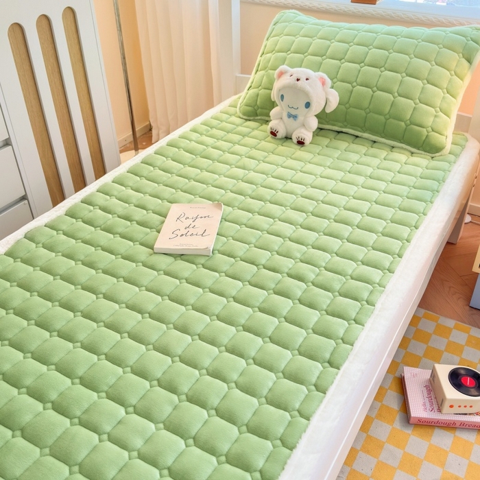 91家纺网 家纺一手货源 找家纺 爱屋及屋 2025新款牛奶绒纯色床护垫-好运熊系列 草绿