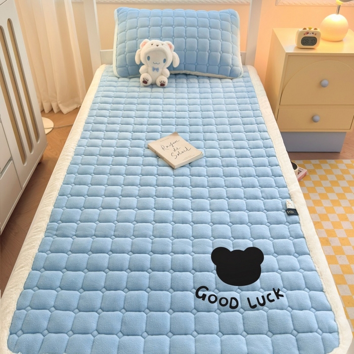 91家纺网 家纺一手货源 找家纺 爱屋及屋 2025新款牛奶绒纯色床护垫-好运熊系列 天空蓝