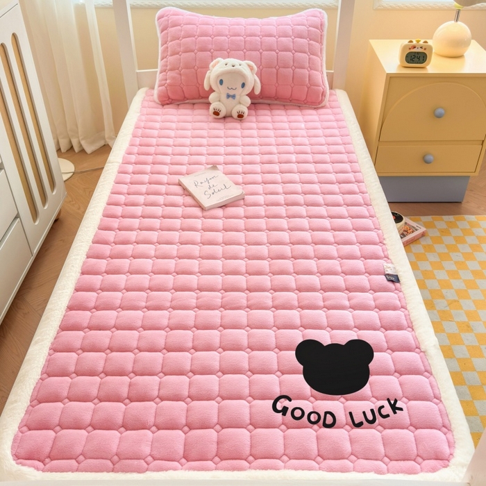 91家纺网 家纺一手货源 找家纺 爱屋及屋 2025新款牛奶绒纯色床护垫-好运熊系列 粉玉