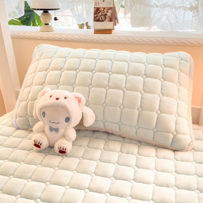 91家纺网 家纺一手货源 找家纺 爱屋及屋 2025新款牛奶绒纯色床护垫-好运熊系列 米白