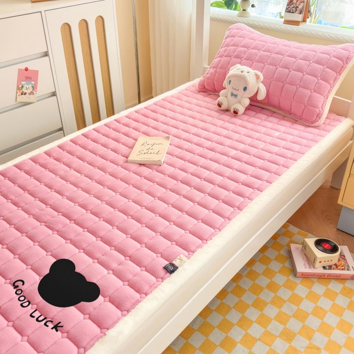 91家纺网 家纺一手货源 找家纺 爱屋及屋 2025新款牛奶绒纯色床护垫-好运熊系列 粉玉