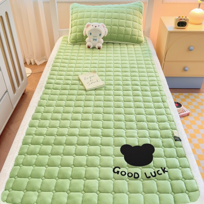 91家纺网 家纺一手货源 找家纺 爱屋及屋 2025新款牛奶绒纯色床护垫-好运熊系列 草绿