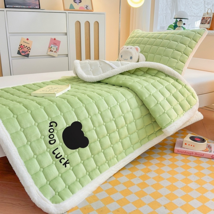 91家纺网 家纺一手货源 找家纺 爱屋及屋 2025新款牛奶绒纯色床护垫-好运熊系列 草绿
