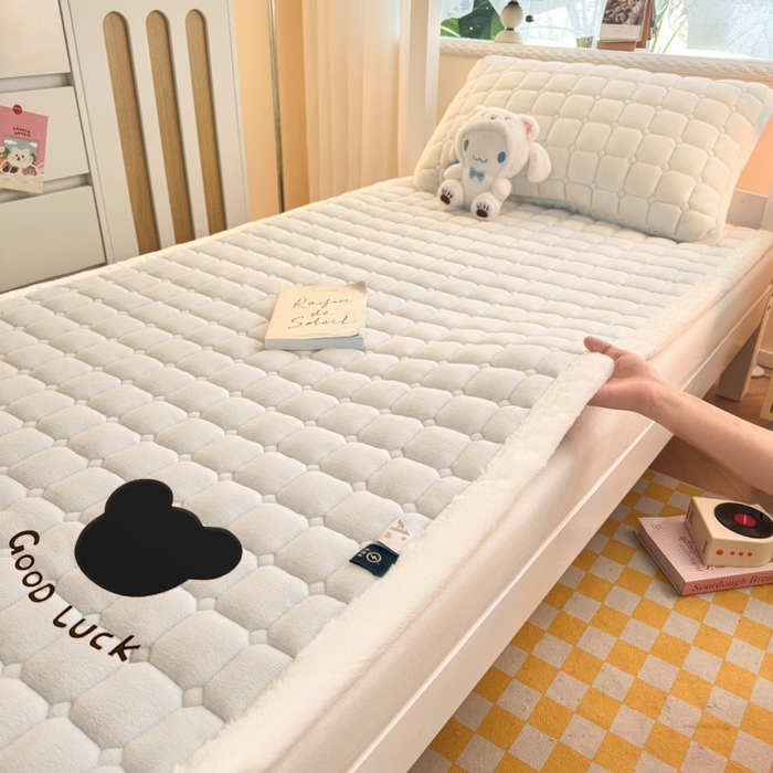 91家纺网 家纺一手货源 找家纺 爱屋及屋 2025新款牛奶绒纯色床护垫-好运熊系列 米白