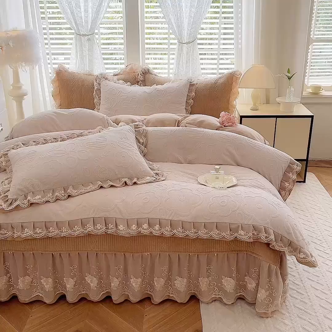 91家纺网 家纺一手货源 找家纺 （总）美达家纺 2025新款牛奶绒雕花系列纯色夹棉床盖四件套