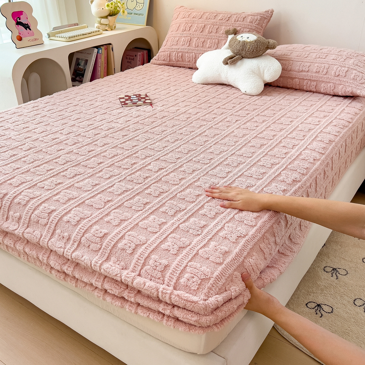 91家纺网 家纺一手货源 找家纺 （总）世纪绒品 2025新款A类牛奶绒提花床笠-多宝熊