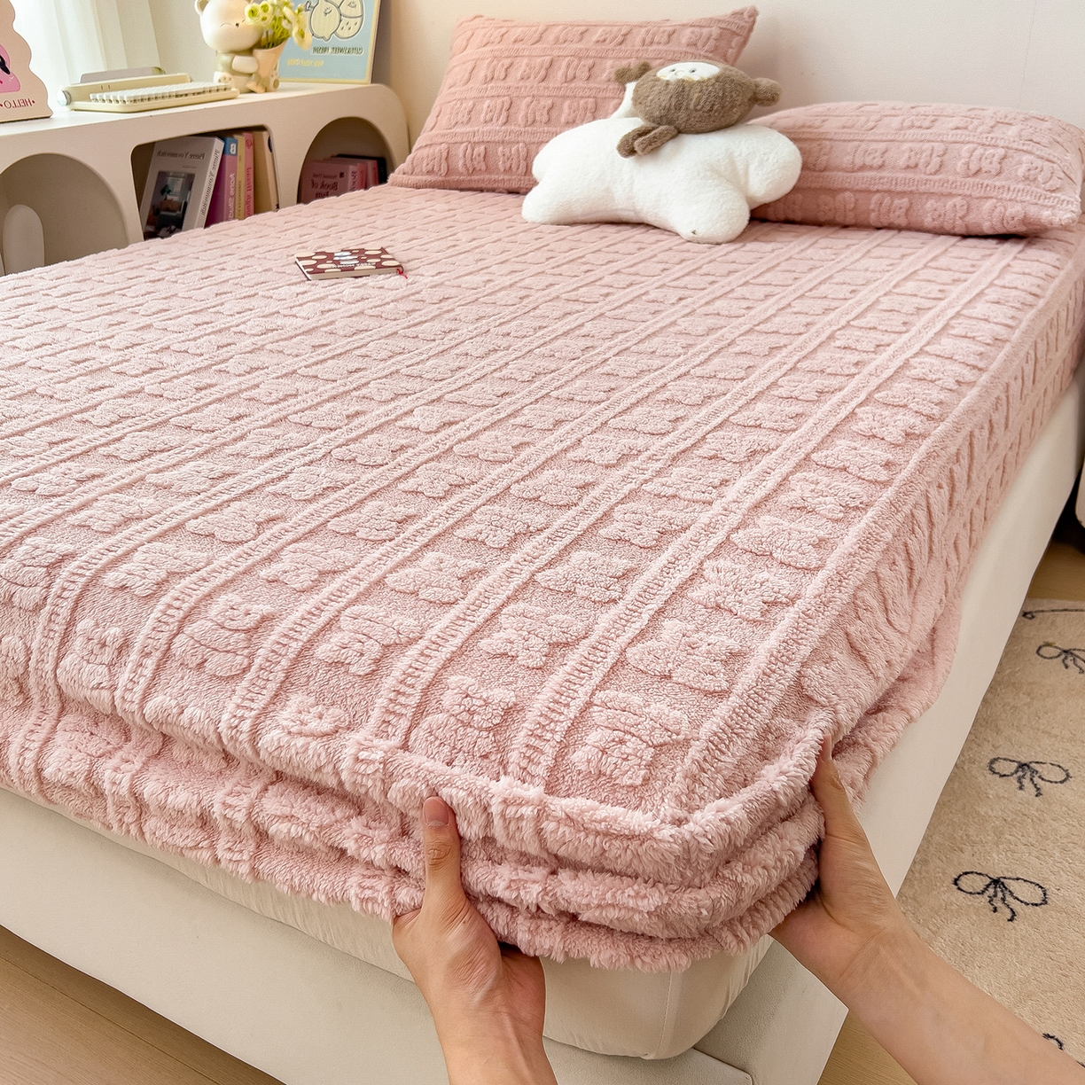 91家纺网 家纺一手货源 找家纺 （总）世纪绒品 2025新款A类牛奶绒提花床笠-多宝熊