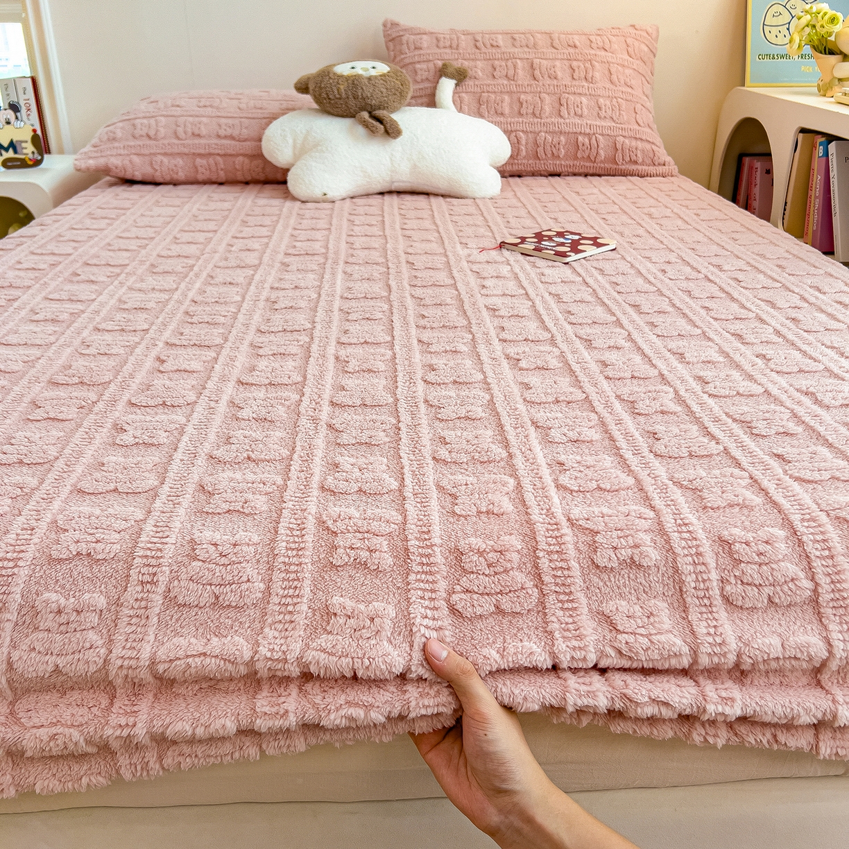 91家纺网 家纺一手货源 找家纺 （总）世纪绒品 2025新款A类牛奶绒提花床笠-多宝熊