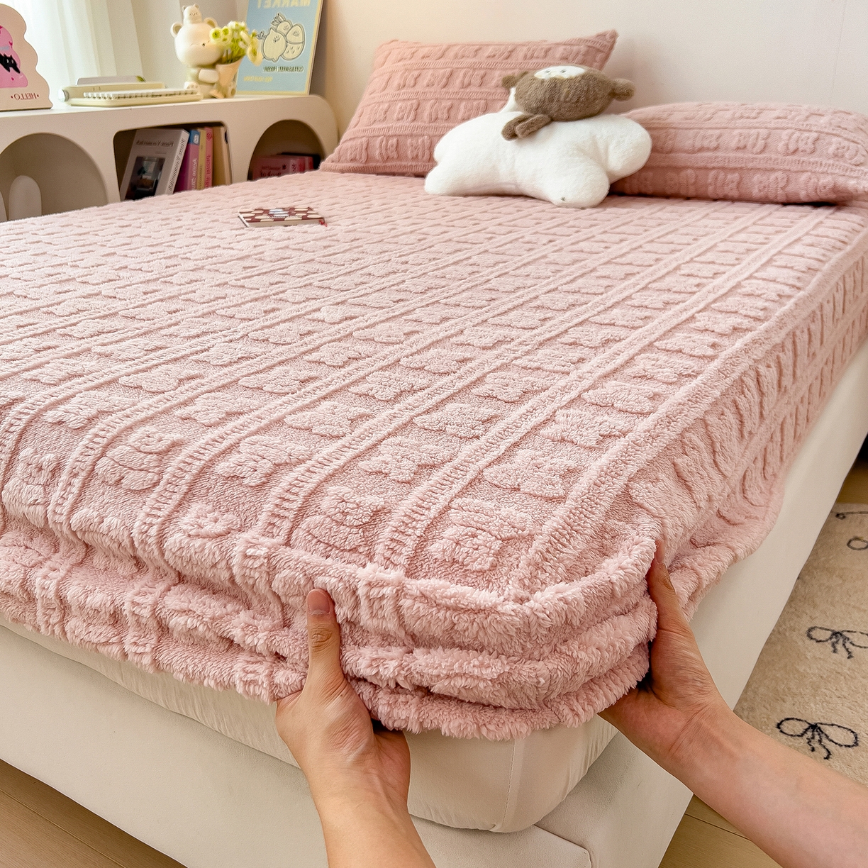 91家纺网 家纺一手货源 找家纺 世纪绒品 2025新款A类牛奶绒提花床笠-多宝熊 多宝熊-豆沙粉