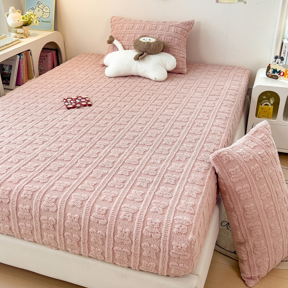 91家纺网 家纺一手货源 找家纺 世纪绒品 2025新款A类牛奶绒提花床笠-多宝熊 多宝熊-豆沙粉