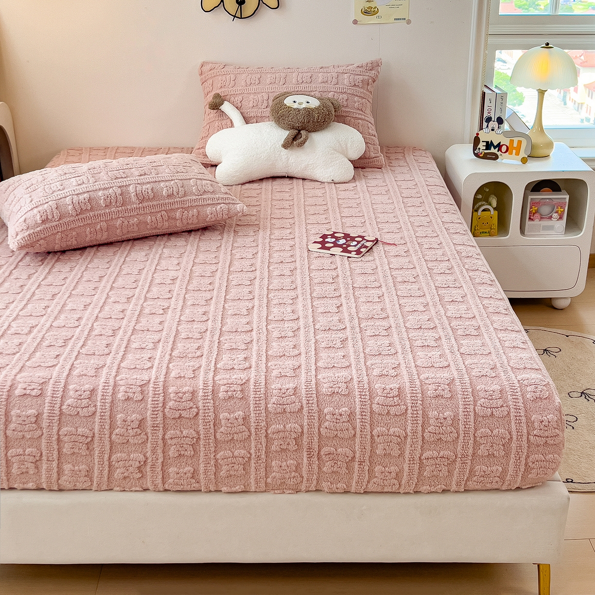 91家纺网 家纺一手货源 找家纺 世纪绒品 2025新款A类牛奶绒提花床笠-多宝熊 多宝熊-豆沙粉