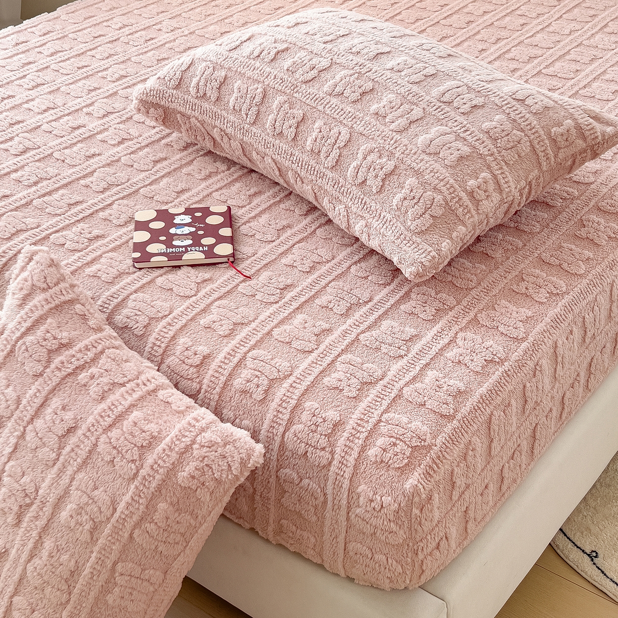 91家纺网 家纺一手货源 找家纺 世纪绒品 2025新款A类牛奶绒提花床笠-多宝熊 多宝熊-豆沙粉