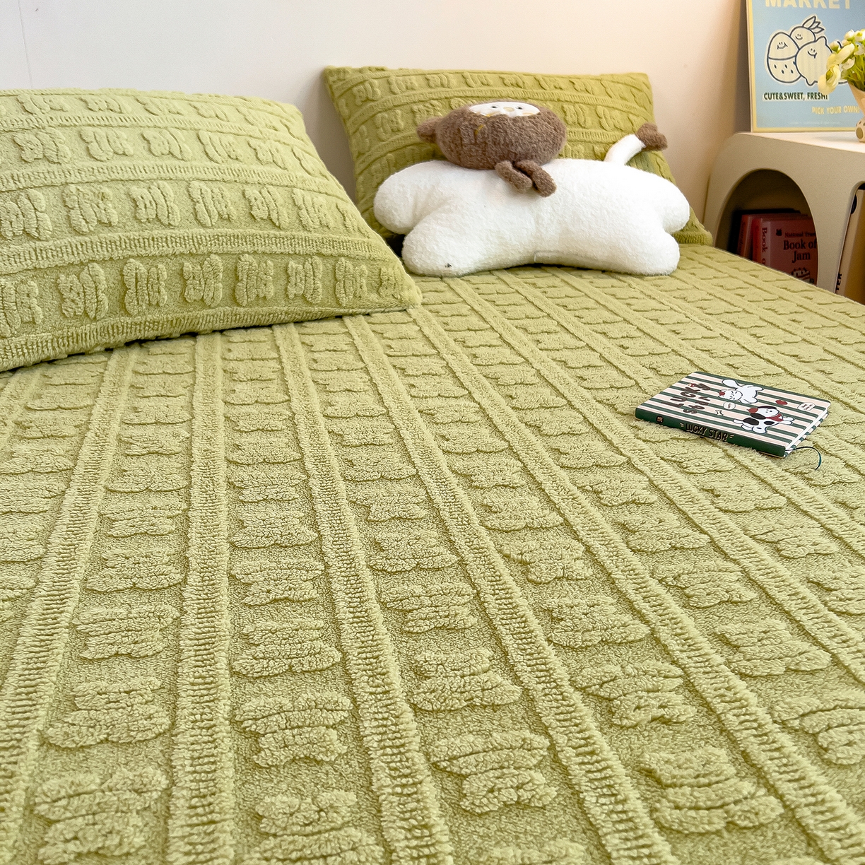 91家纺网 家纺一手货源 找家纺 世纪绒品 2025新款A类牛奶绒提花床笠-多宝熊 多宝熊-果绿