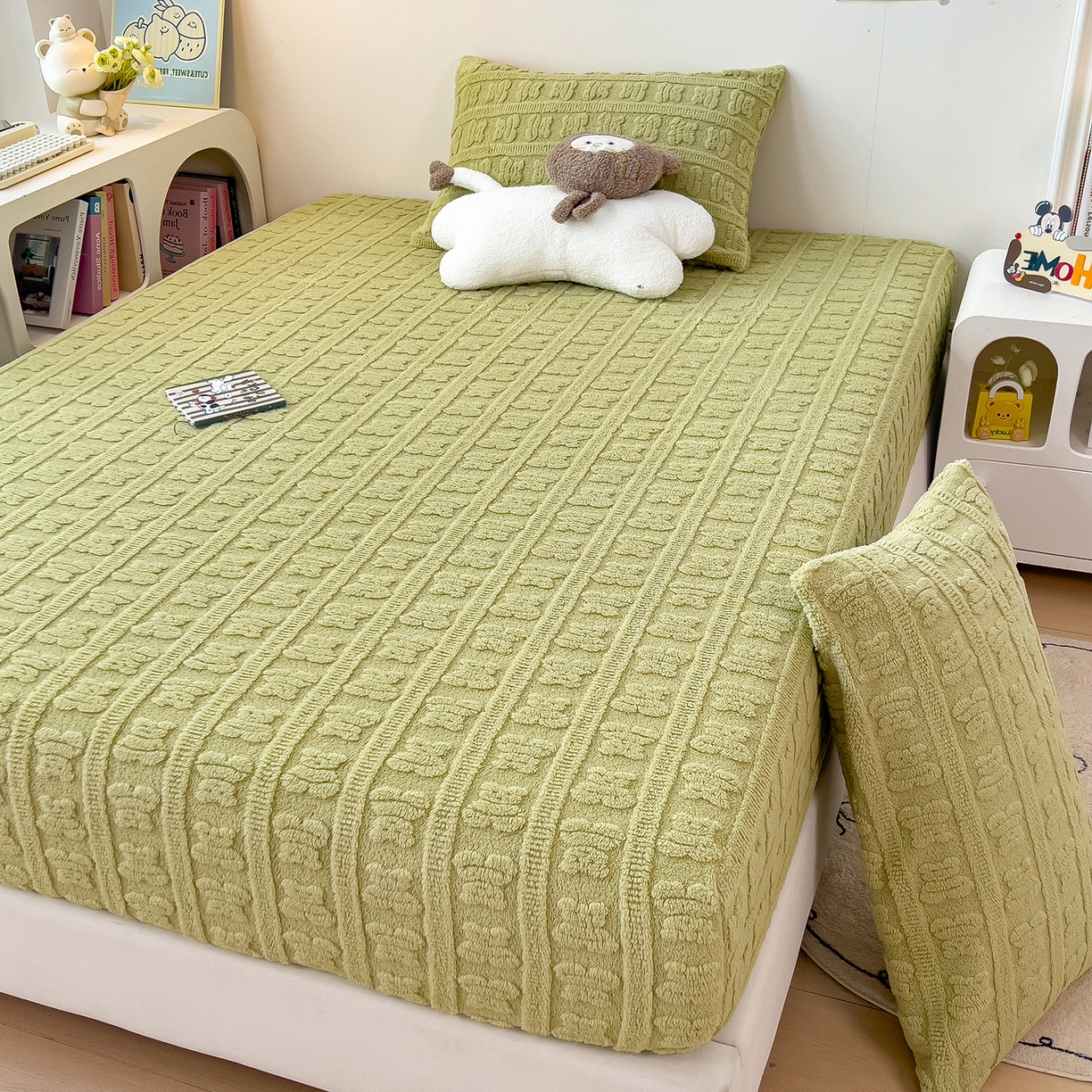 91家纺网 家纺一手货源 找家纺 世纪绒品 2025新款A类牛奶绒提花床笠-多宝熊 多宝熊-果绿