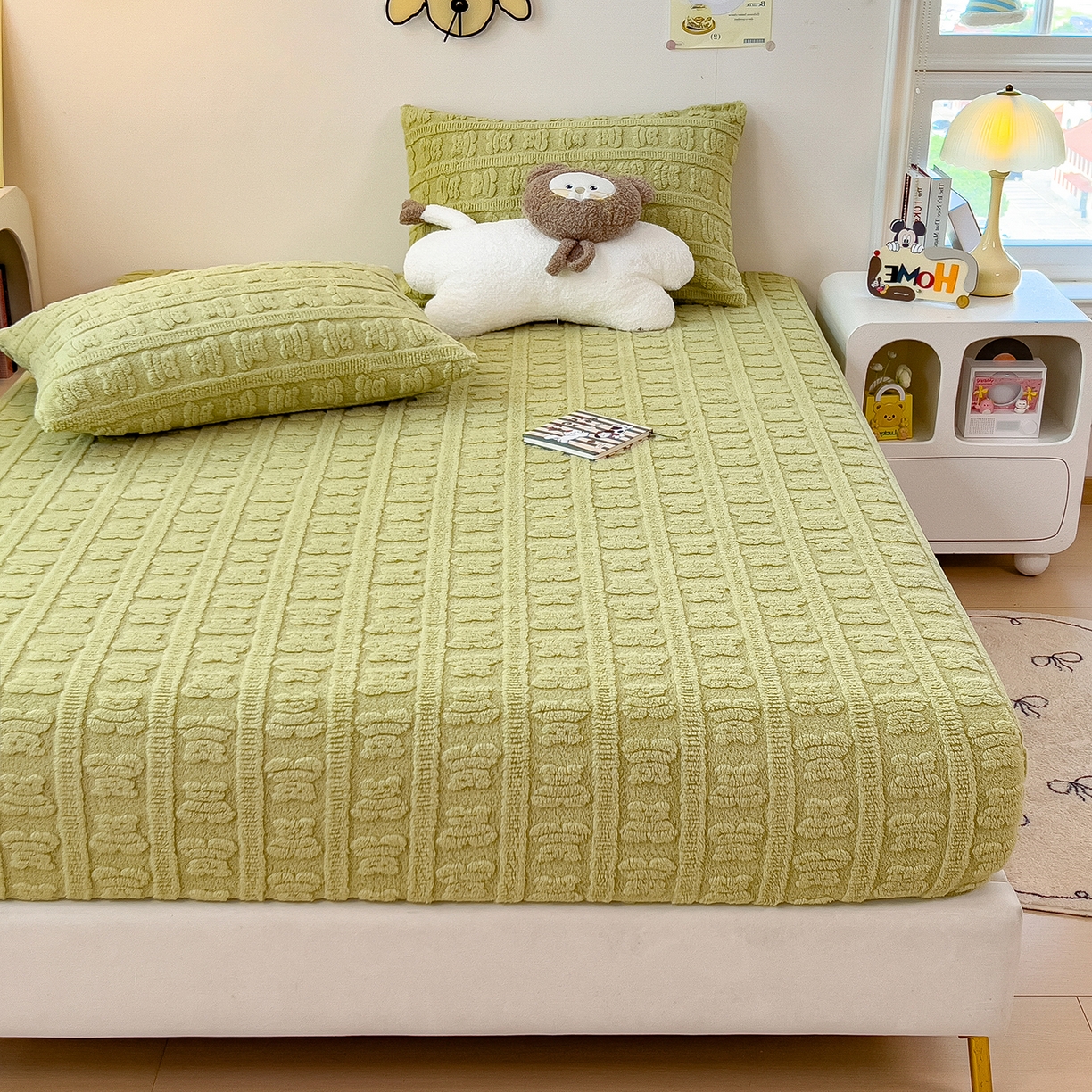 91家纺网 家纺一手货源 找家纺 世纪绒品 2025新款A类牛奶绒提花床笠-多宝熊 多宝熊-果绿