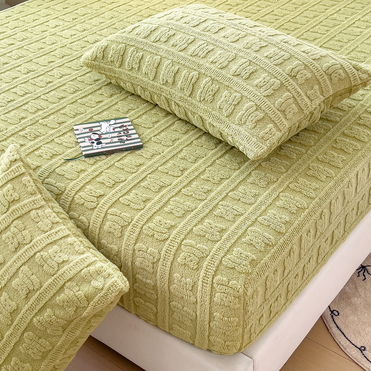 91家纺网 家纺一手货源 找家纺 世纪绒品 2025新款A类牛奶绒提花床笠-多宝熊 多宝熊-果绿