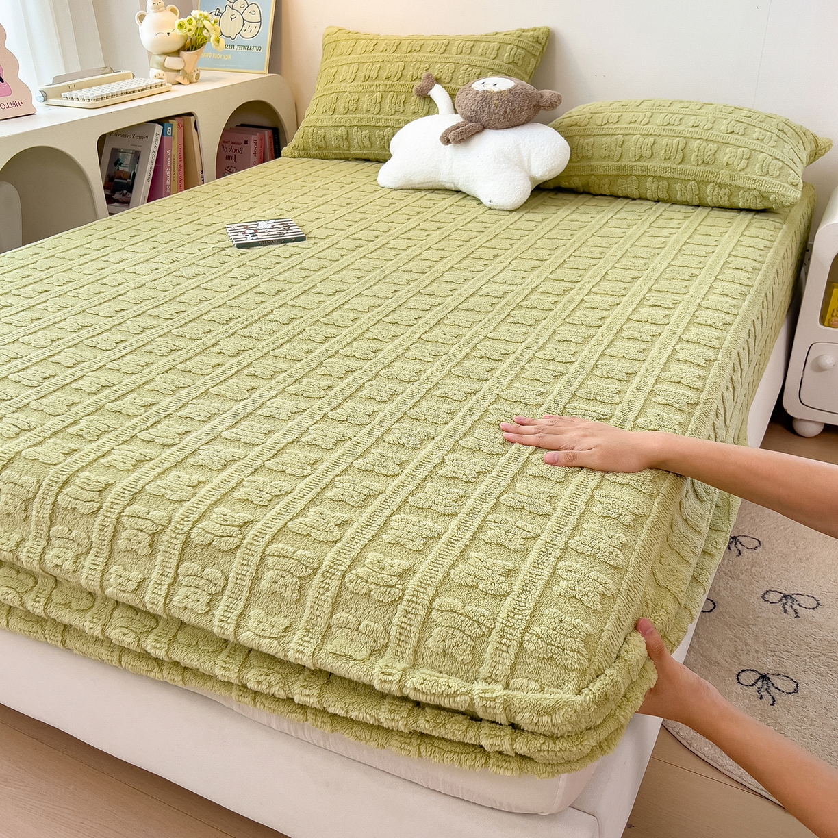 91家纺网 家纺一手货源 找家纺 世纪绒品 2025新款A类牛奶绒提花床笠-多宝熊 多宝熊-果绿