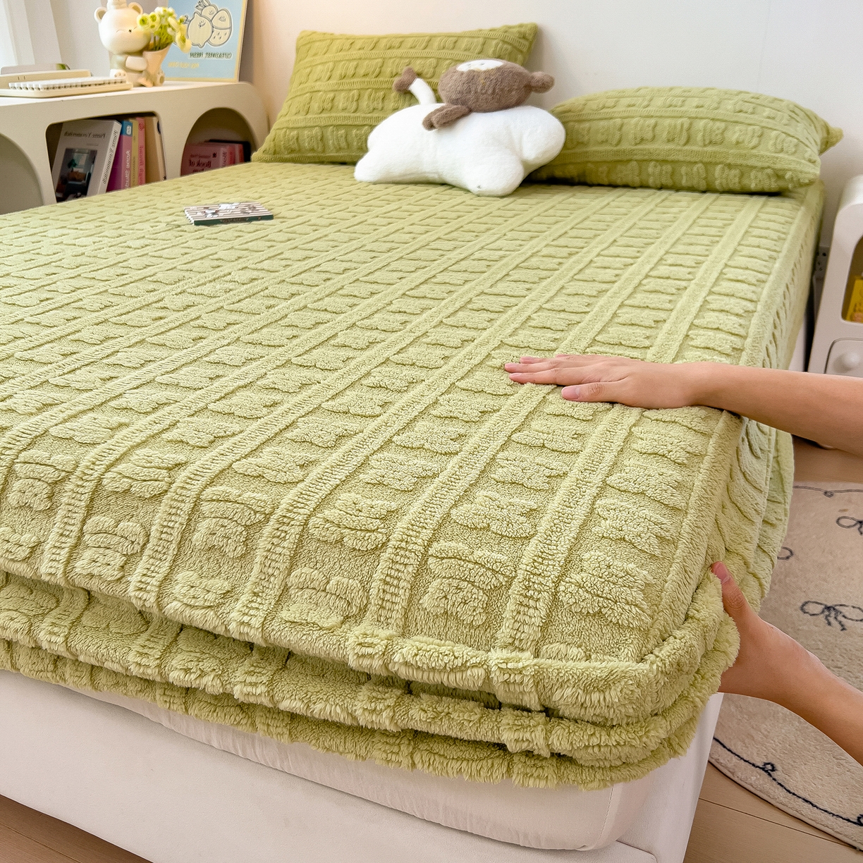 91家纺网 家纺一手货源 找家纺 世纪绒品 2025新款A类牛奶绒提花床笠-多宝熊 多宝熊-果绿