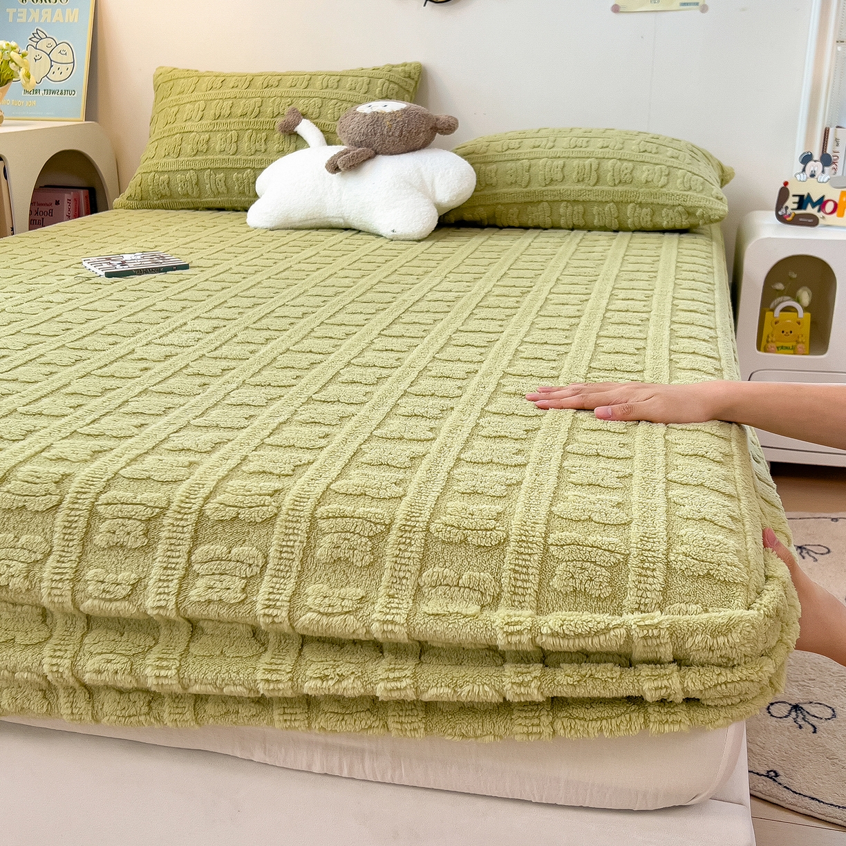 91家纺网 家纺一手货源 找家纺 世纪绒品 2025新款A类牛奶绒提花床笠-多宝熊 多宝熊-果绿