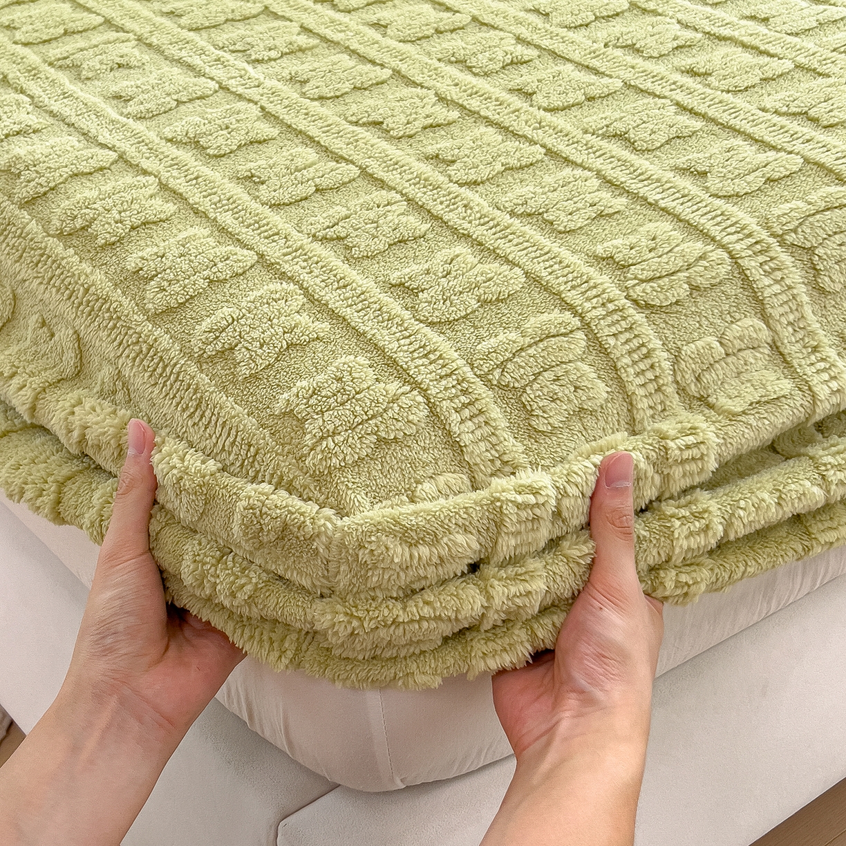 91家纺网 家纺一手货源 找家纺 世纪绒品 2025新款A类牛奶绒提花床笠-多宝熊 多宝熊-果绿