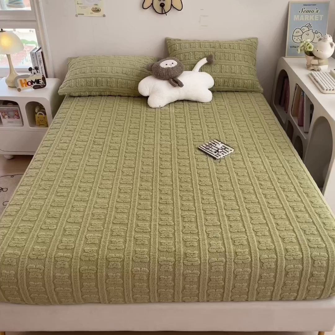 91家纺网 家纺一手货源 找家纺 世纪绒品 2025新款A类牛奶绒提花床笠-多宝熊 多宝熊-果绿