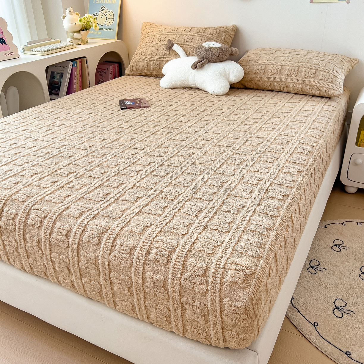 91家纺网 家纺一手货源 找家纺 世纪绒品 2025新款A类牛奶绒提花床笠-多宝熊 多宝熊-卡其