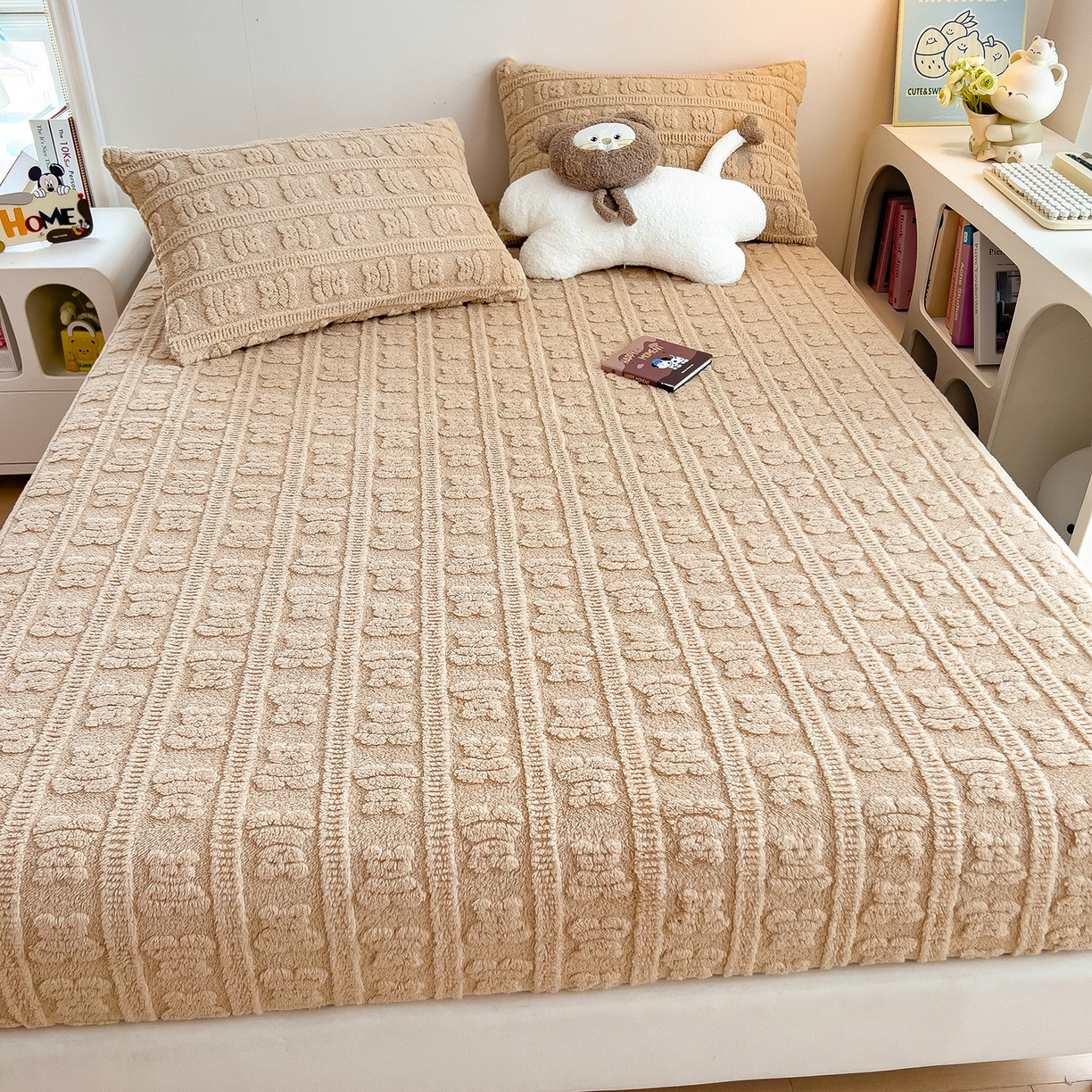 91家纺网 家纺一手货源 找家纺 世纪绒品 2025新款A类牛奶绒提花床笠-多宝熊 多宝熊-卡其