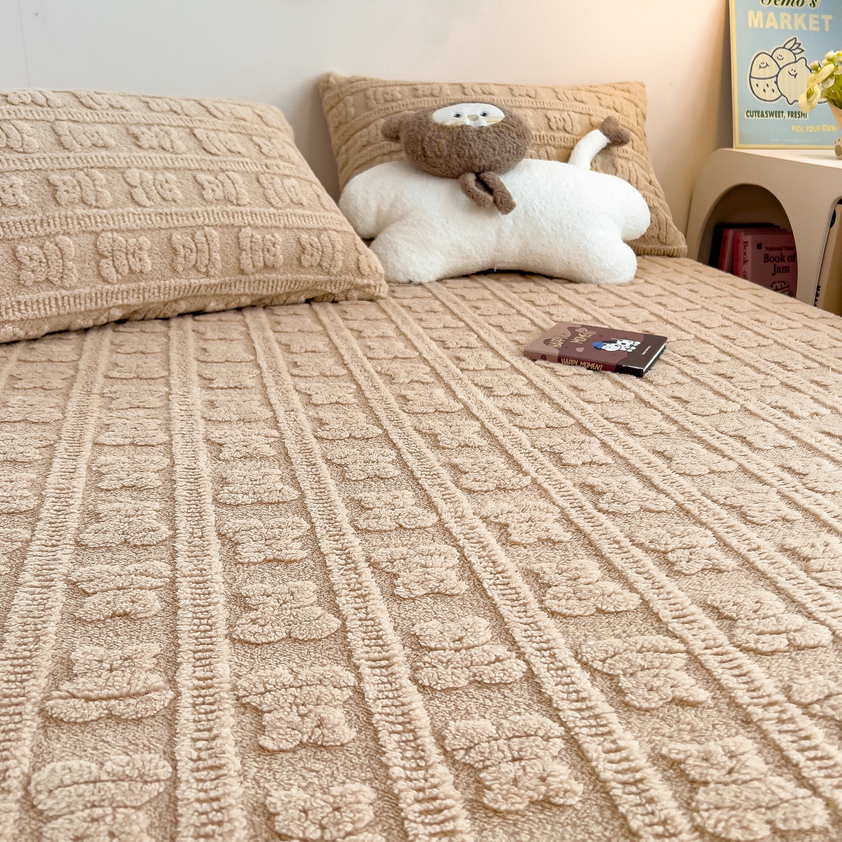 91家纺网 家纺一手货源 找家纺 世纪绒品 2025新款A类牛奶绒提花床笠-多宝熊 多宝熊-卡其