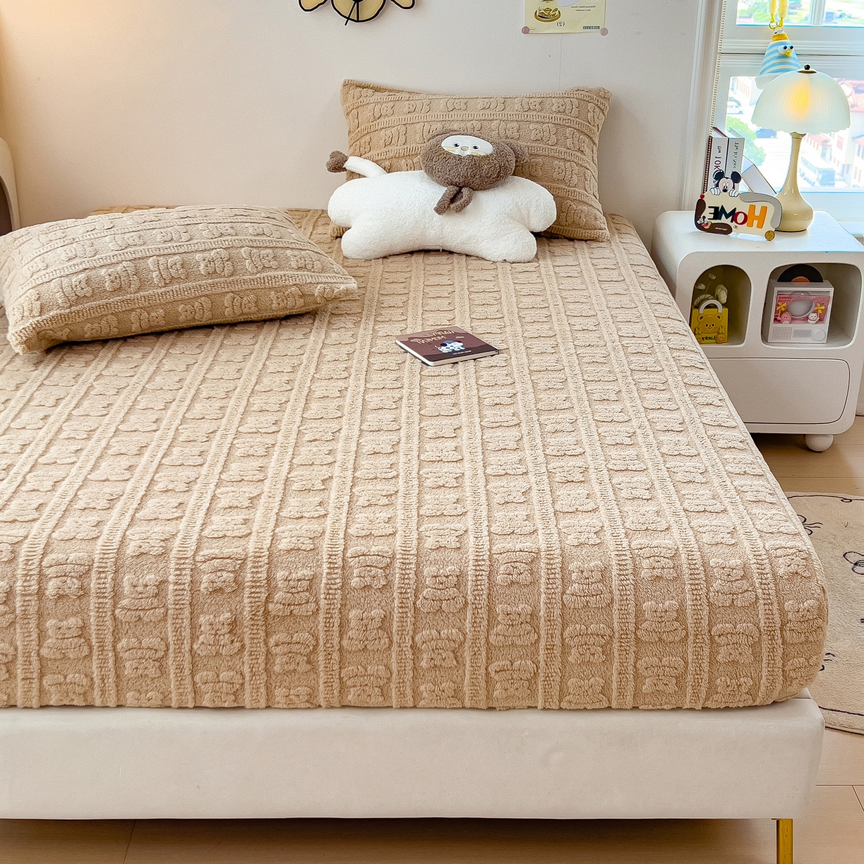 91家纺网 家纺一手货源 找家纺 世纪绒品 2025新款A类牛奶绒提花床笠-多宝熊 多宝熊-卡其